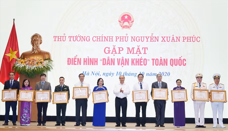 Thủ tướng Nguyễn Xuân Phúc trao Bằng khen cho các tập thể, cá nhân xuất sắc trong công tác dân vận. - Ảnh: Quang Hiếu