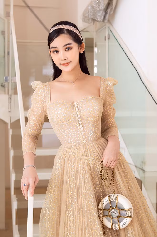 Lê Âu Ngân Anh ngày càng xinh đẹp hơn khi thay đổi cách trang điểm và phong cách thời trang ẢNH: FBNV