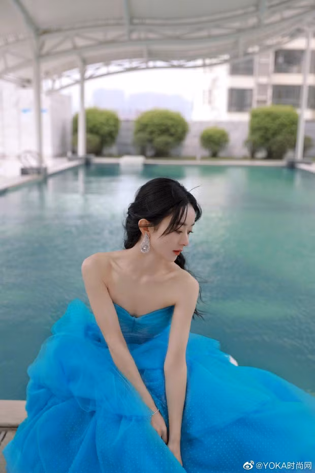 Nhan sắc và phong cách thời trang của Triệu Lệ Dĩnh nhận được nhiều lời khen ngợi từ phía dân mạng và người hâm mộ. Ngoài ngoại hình quyến rũ, mỹ nhân này cũng gây chú ý khi được đề cử ở cả hai hạng mục quan trọng là: Nữ diễn viên xuất sắc và Nữ diễn viên được yêu thích nhất.