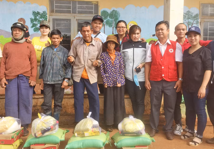 Tặng quà cho các hộ bệnh nhân phong và người nghèo xã Ia Le (huyện Chư Pưh). Ảnh: Hồng Ngọc