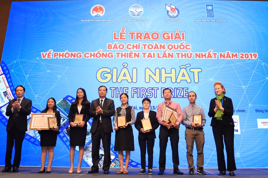 Bộ trưởng Nông nghiệp và Phát triển nông thôn Nguyễn Xuân Cường và bà Caitlin Wiesen-Trưởng Đại diện UNDP tại Việt Nam cùng nhóm tác giải đạt giải nhất.