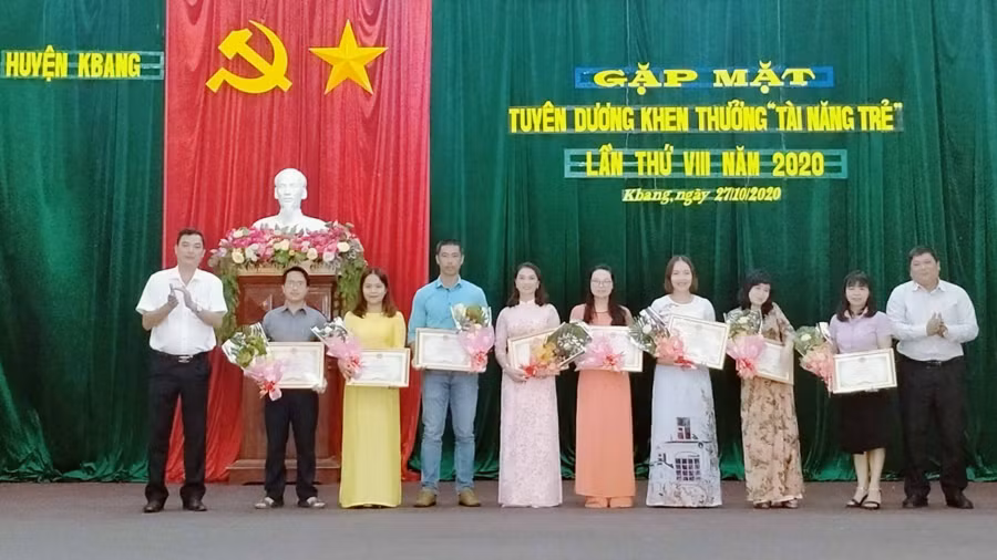Lãnh đạo huyện Kbang khen thưởng những giáo viên, huấn luyện viên có thành tích xuất sắc trong công tác bồi dưỡng học sinh, vận động viên. Ảnh: Ngọc Sang