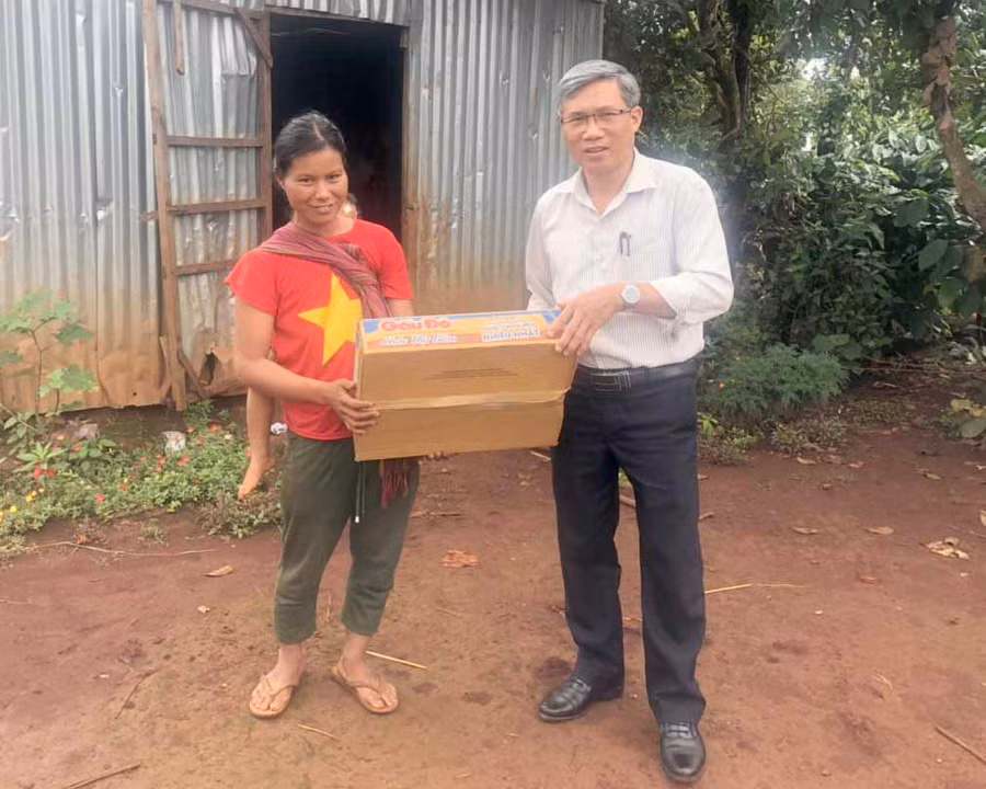 Bí thư Đảng ủy xã Nguyễn Văn Bình thường xuyên ghé nhà cháu Rơ Châm Thôi để thăm hỏi, động viên. Ảnh: Anh Huy 