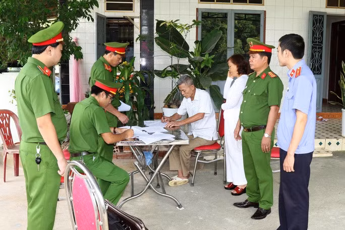 Lực lượng chức năng đang khám xét nơi ở của Ngô Văn Xoài