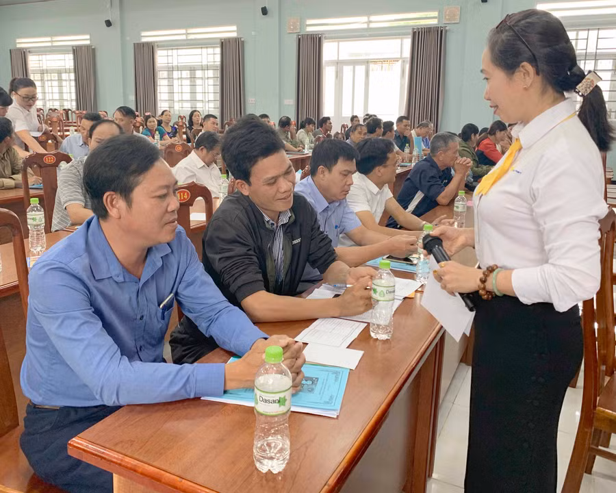 Cán bộ Bưu điện giải đáp vướng mắc của người dân về tham gia BHXH tự nguyện. Ảnh: Như Nguyện