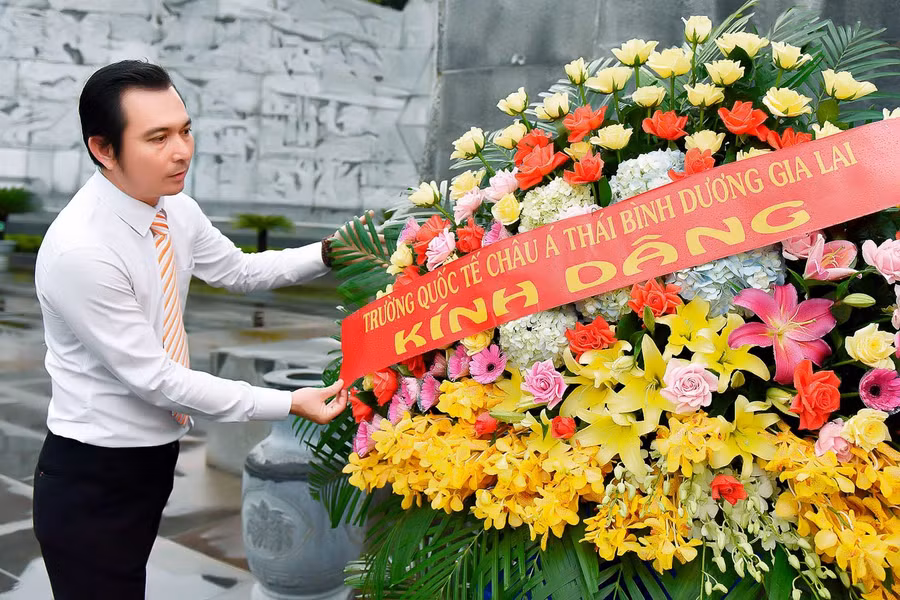 Ông Trịnh Bảo Kim-Phó Chủ tịch thường trực Hội đồng quản trị, Tổng Giám đốc hệ thống APC, dâng hoa Chủ tịch Hồ Chí Minh. Ảnh: Đức Thụy Dâng hương dâng hoa tưởng niệm Chủ tịch Hồ Chí Minh là hoạt động ý nghĩa nhằm giáo dục cho học sinh về đạo lý uống nước nhớ nguồn. Ảnh: Đức Thụy Ông Trịnh Bảo Kim-Phó Chủ tịch thường trực Hội đồng quản trị, Tổng Giám đốc hệ thống APC, dâng hoa Chủ tịch Hồ Chí Minh. Ảnh: Đức Thụy