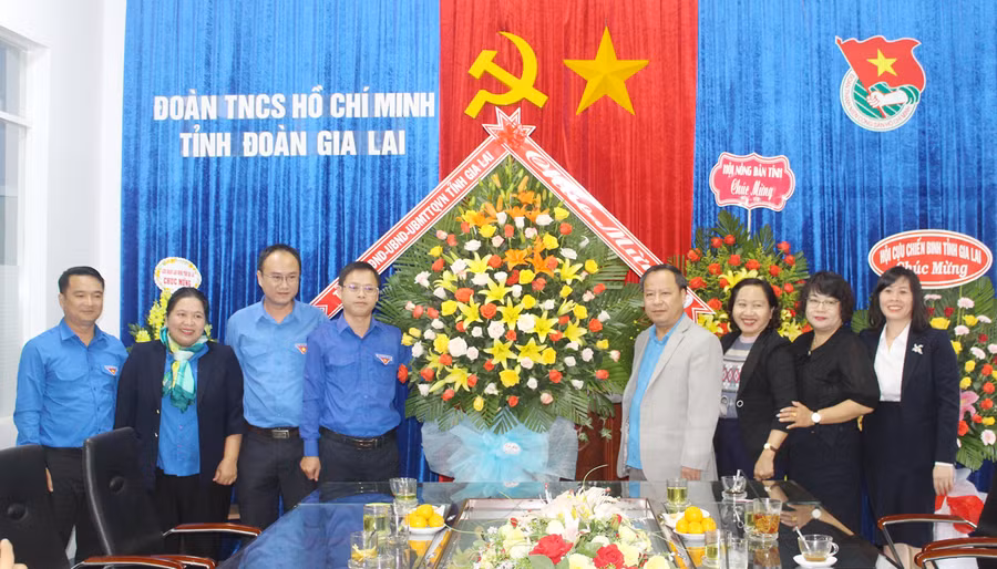 Đồng chí Châu Ngọc Tuấn (thứ 4 từ phải sang)-Phó Bí thư Tỉnh ủy, Chủ tịch HĐND tỉnh chúc mừng Đoàn TNCS Hồ Chí Minh tỉnh Gia Lai nhân kỷ niệm 75 năm Ngày thành lập. Ảnh: Phan Lài
