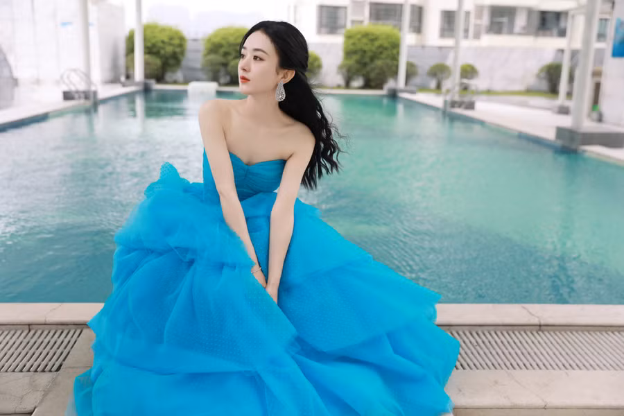 Triệu Lệ Dĩnh xuất hiện với bộ váy xanh được thiết kế cúp ngực, xếp tầng khoe khéo vẻ ngoài gợi cảm, xinh đẹp như công chúa.
