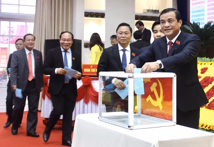  Ông Phan Việt Cường (người bỏ phiếu) được bầu giữ chức Bí thư Tỉnh ủy Quảng Nam khóa XXII