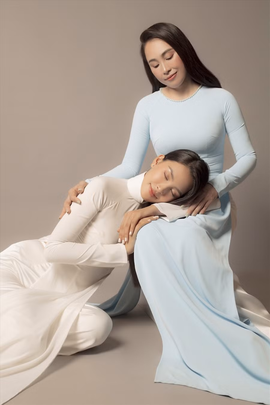 Khi ấy, mặc dù cô hoa hậu nhận được rất nhiều sự quan tâm và ủng hộ từ phía khán giả, nhưng đôi lúc vẫn gặp những nguồn dư luận không hay. Mẹ của Trần Tiểu Vy khẳng định không muốn quan tâm đến những lời thị phi hay chỉ trích từ đám đông vì chị tin rằng con gái mình vẫn còn thời gian dài để trưởng thành và cố gắng. Ảnh: Tang Tang.