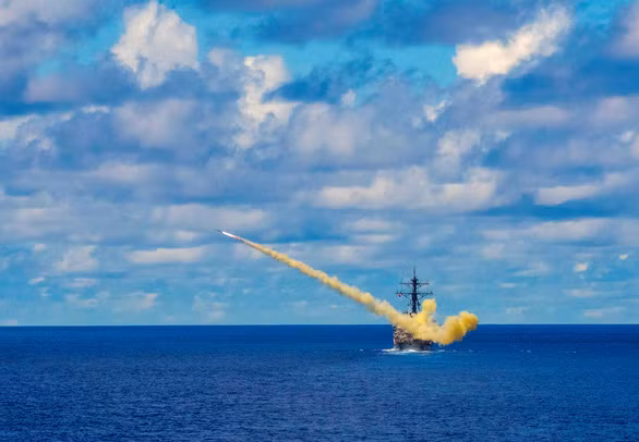 Tàu khu trục USS Curtis Wilbur của hải quân Mỹ phóng tên lửa Harpoon. Đây là loại tên lửa Mỹ muốn bán cho Đài Loan để bảo vệ bờ biển - Ảnh: Reuters