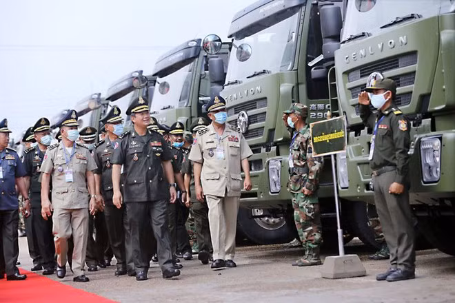 Lễ bàn giao 290 xe tải quân sự của Trung Quốc cho Campuchia hồi tháng 6.2020 - Ảnh: The Phnom Penh Post Lễ bàn giao 290 xe tải quân sự của Trung Quốc cho Campuchia hồi tháng 6.2020 - Ảnh: The Phnom Penh Post