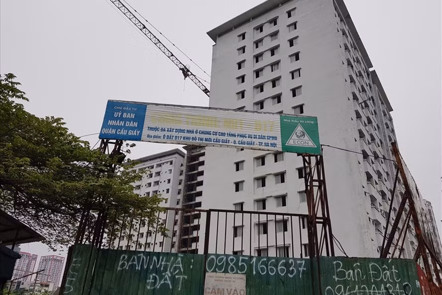 Dự án nhà ở tái định cư N01 - D17 Duy Tân (phường Dịch Vọng Hậu, Cầu Giấy, Hà Nội) sở hữu một vị trí “vàng” tại quận Cầu Giấy nhưng 10 năm chưa xong. Ảnh: Cao Nguyên