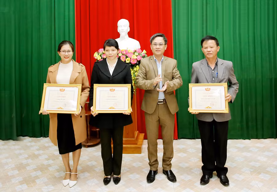 Đồng chí Nguyễn Xuân Phước-Tỉnh ủy viên, Chánh Văn phòng Tỉnh ủy tặng giấy khen cho các tập thể có nhiều thành tích trong thực hiện nhiệm vụ năm 2019. Ảnh: Đăng Vũ