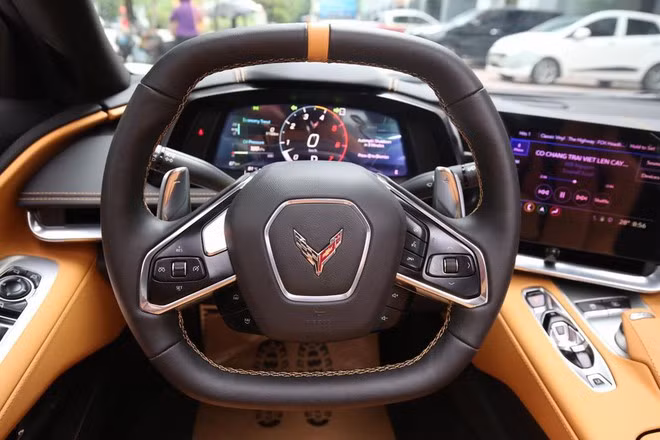 Vô lăng Chevrolet Corvette C8 2020 thiết kế độc đáo với 2 đáy dát bằng.