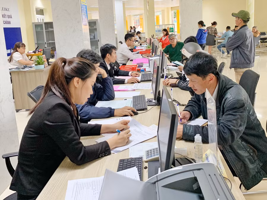 Người dân được hướng dẫn quy trình thực hiện thủ tục hành chính tại Trung tâm Phục vụ hành chính công tỉnh. Ảnh: Phương Linh