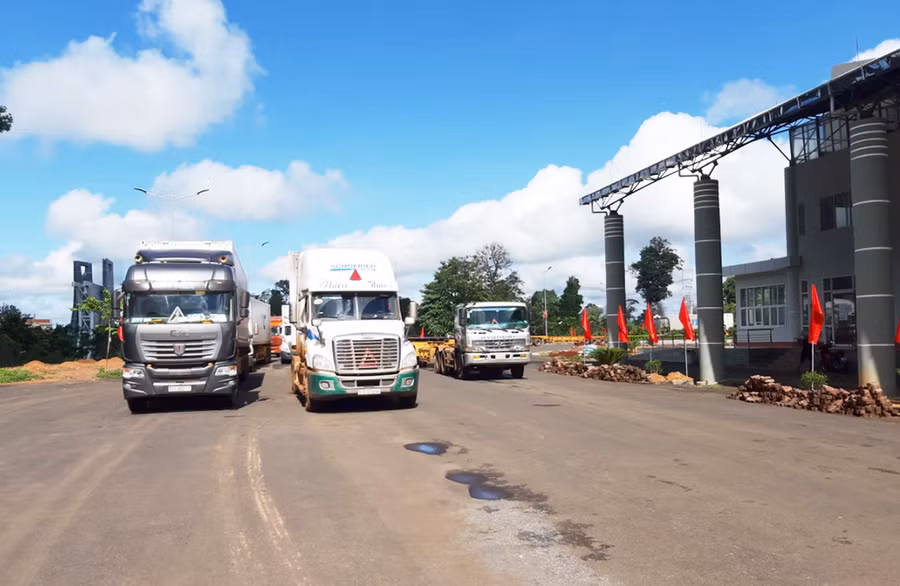  Phương tiện qua lại Cửa khẩu Quốc tế Lệ Thanh. Ảnh: Thất Sơn