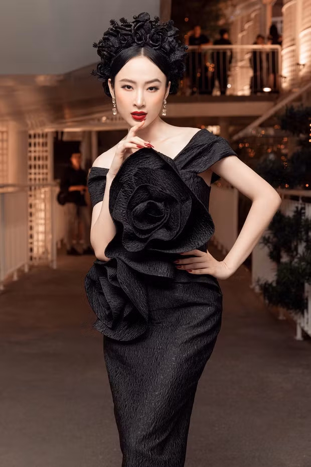 Nhan sắc xinh đẹp hút mọi ánh nhìn của Angela Phương Trinh khiến người đối diện khó có thể rời mắt.