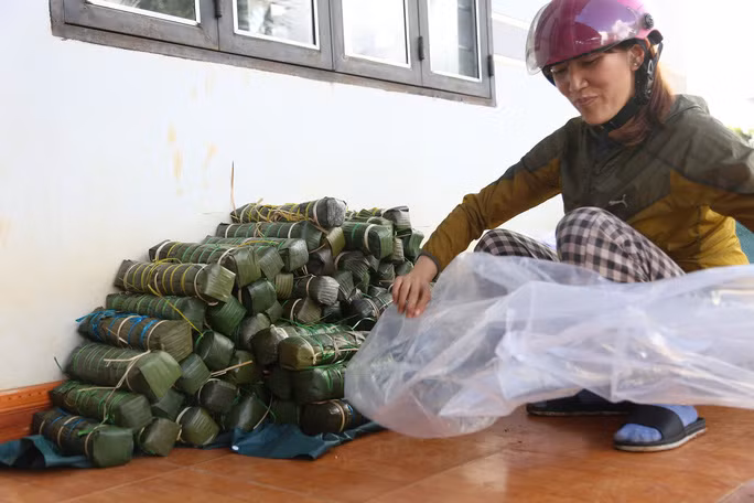 Bánh tét nhiều chất dinh dưỡng, ăn ngay được, rất thiết thực với người dân đang chịu cảnh lũ lụt