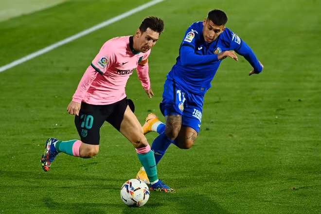 Messi (trái) vẫn khát khao nâng cúp châu Âu cùng Barcelona.