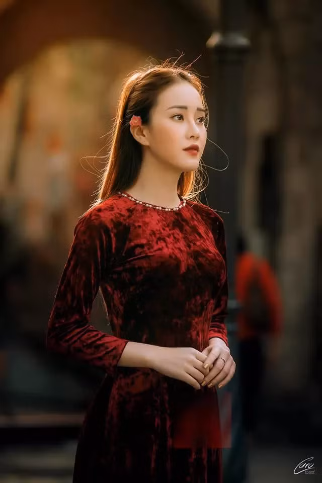 Mai Phương nhận được sự chú ý của công chúng bởi gương mặt khả ái, sự duyên dáng.