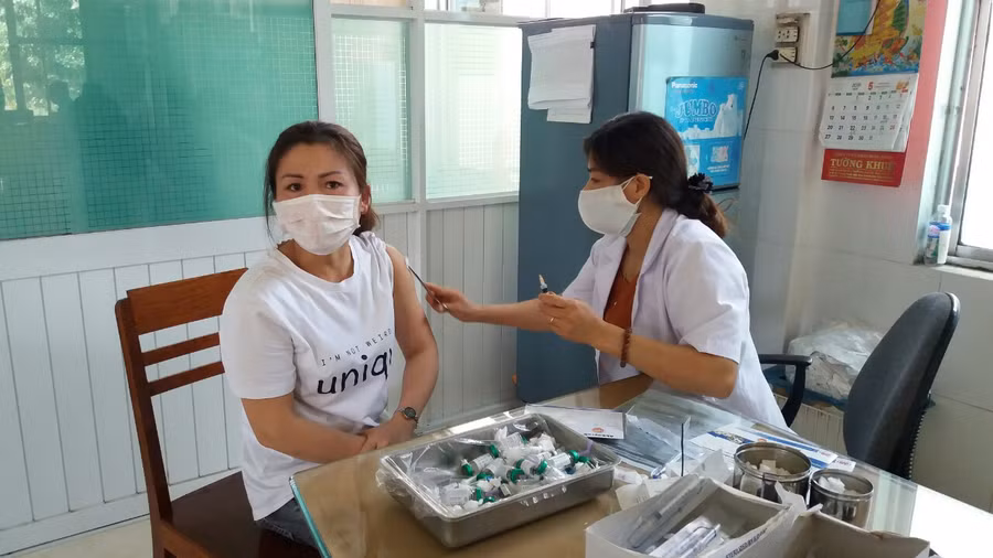  Không có phương thuốc nào chữa được bệnh dại, vì vậy khi bị chó, mèo cắn, người dân cần tiêm vắc xin phòng bệnh. Ảnh: Như Nguyện