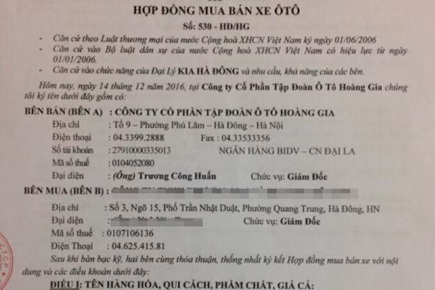 Các bị hại ký hợp đồng mua ô tô song bị vợ chồng Nam chiếm đoạt. Ảnh: nhân vật cung cấp.
