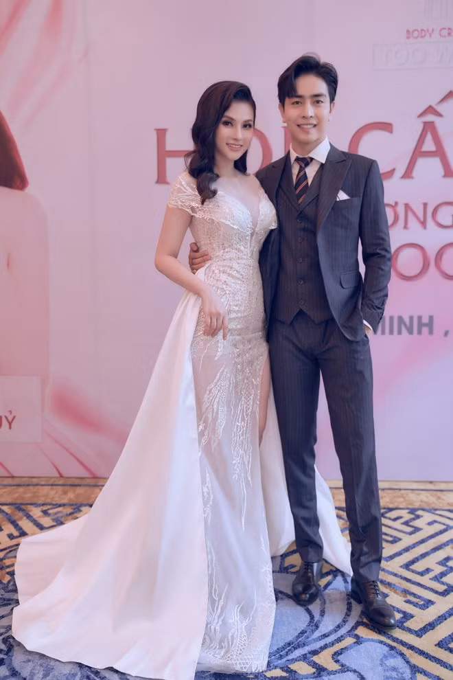 Thu Thủy rạng rỡ khi được ông xã Kin Nguyễn tháp tùng tham dự sự kiện ẢNH: NVCC