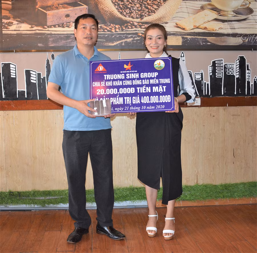 Bà Lê Thị Thu Huyền-Chủ tịch Hội đồng thành viên Công ty cổ phần Phát triển Khoa học Quốc tế Trường Sinh trao quà ủng hộ cho Hội Doanh nhân trẻ tỉnh. Ảnh: Hà Đức Thành Bà Lê Thị Thu Huyền-Chủ tịch Hội đồng thành viên Công ty cổ phần Phát triển Khoa học Quốc tế Trường Sinh trao quà ủng hộ cho Hội Doanh nhân trẻ tỉnh. Ảnh: Hà Đức Thành