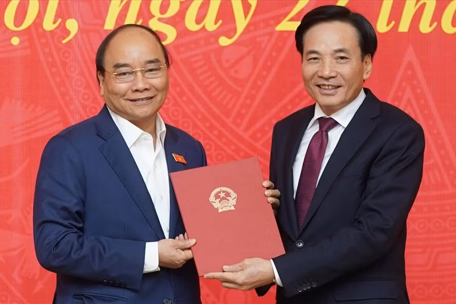 Thủ tướng Nguyễn Xuân Phúc trao quyết định bổ nhiệm Phó Chủ nhiệm VPCP cho ông Trần Văn Sơn. Ảnh: Quang Hiếu Thủ tướng Nguyễn Xuân Phúc trao quyết định bổ nhiệm Phó Chủ nhiệm VPCP cho ông Trần Văn Sơn. Ảnh: Quang Hiếu