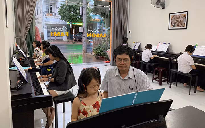 Một buổi học pi-a-nô tại Trung tâm LaSolFaMi, TP Buôn Ma Thuột. Một buổi học pi-a-nô tại Trung tâm LaSolFaMi, TP Buôn Ma Thuột.