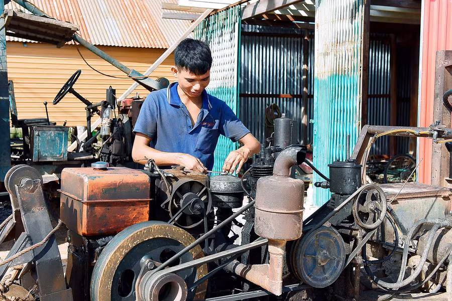Anh Ksor Phương sinh năm 1996 làm nghề sửa chữa máy nông nghiệp cho biết: ở khu làng mới này đi đường giao thông đi lại rất thuận tiện nên đã việc làm thường xuyên cho gia đình tôi. Bình quân mỗi tháng tôi cũng thu nhập hơn 3 triệu đồng /tháng. 