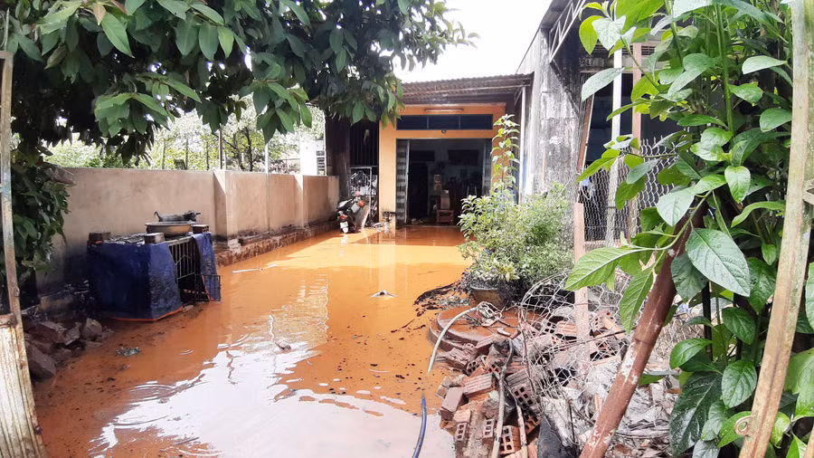 Trận mưa lớn vào ngày 4-10 đã gây ngập nhiều nhà dân ở khu vực hẻm 47 Lý Nam Đế. Ảnh: Quang Tấn