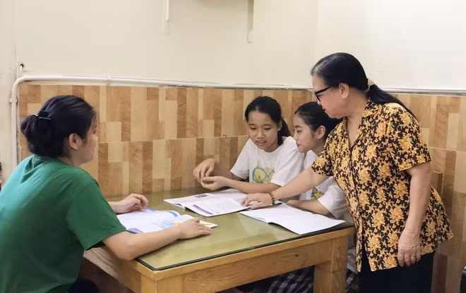 Cụ Vũ Thị Ngọc Oanh dạy học cho các con ẢNH: VŨ THƠ