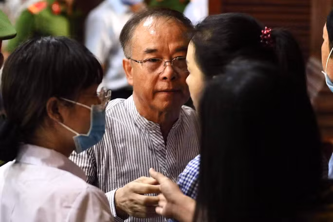 Ông Nguyễn Thành Tài bắt tay người thân ở phiên toà phúc thẩm. Ảnh: Hoàng Triều