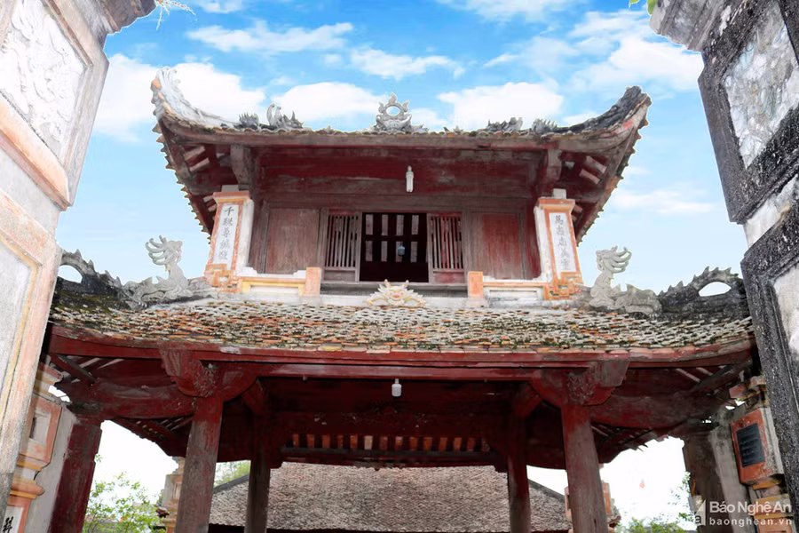 Theo các tài liệu, nghi môn đền Cả là nơi các vị chức sắc hương hào, trưởng lão nghỉ ngơi và tịnh túc trước khi vào đền tế thần và là nơi hát xướng, diễn tuồng khi có lễ hội, nên dân gian thường gọi là lầu ca vũ. Trong ảnh: Mặt trước nghi môn - lầu ca vũ. Ảnh: Huy Thư