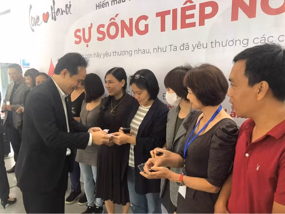 Ông Nguyễn Hoàng Phúc trao thẻ đăng ký hiến tặng mô tạng tại buổi vận động 