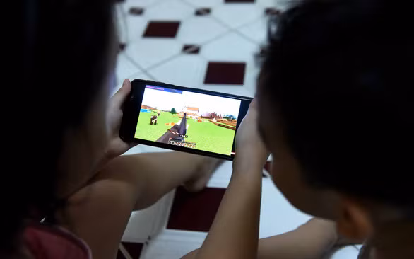 Trẻ nhỏ coi một game trên kênh YouTube.