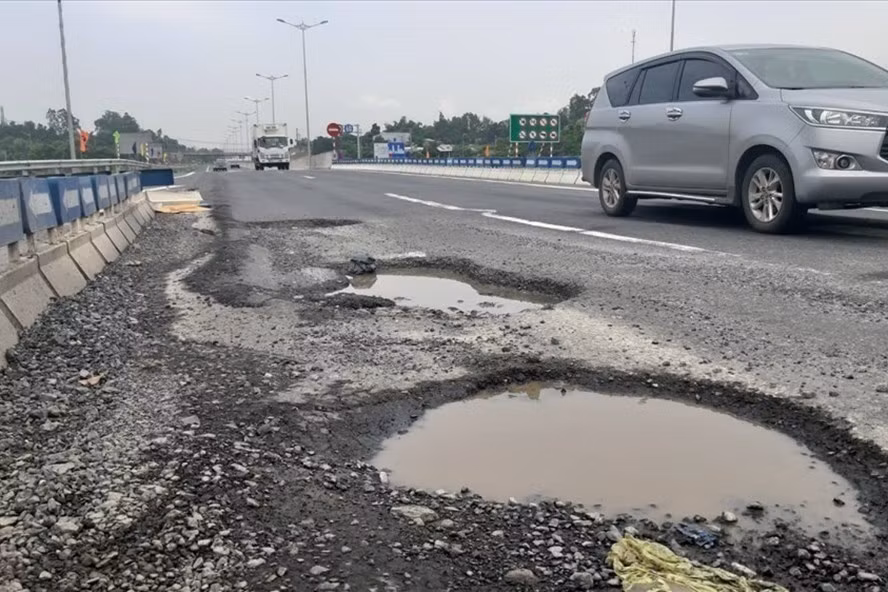 Cao tốc Đà Nẵng - Quảng Ngãi hư hỏng sau thời gian đi vào hoạt động. Ảnh: LĐO.