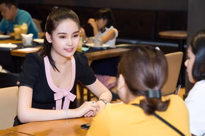 Lê Âu Ngân Anh bị nhận xét hiếm khi cười rạng rỡ như lúc mới đăng quang ẢNH: FBNV