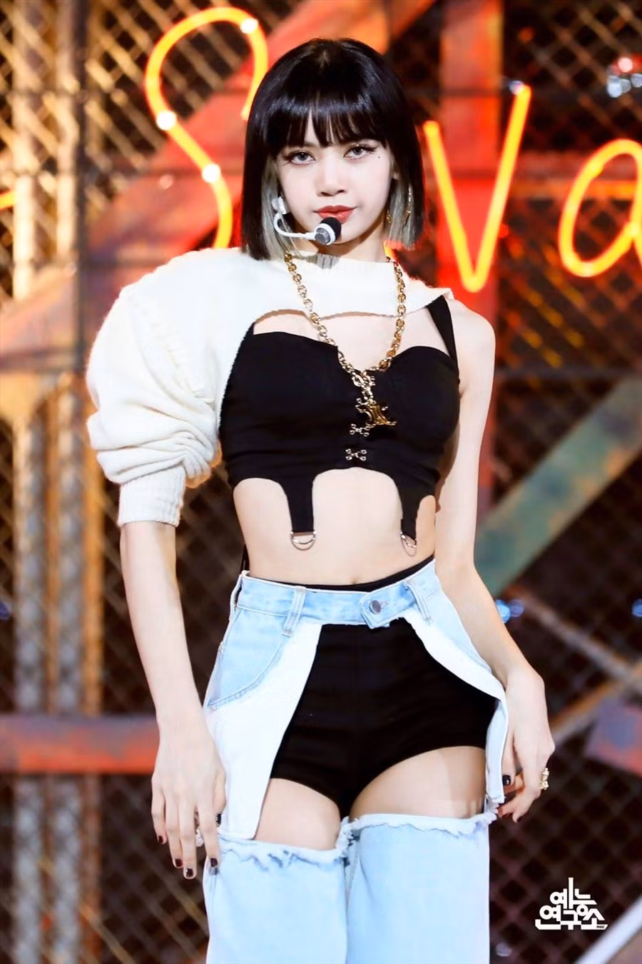 "Em út" Blackpink là người vui vẻ và luôn đem lại năng lượng cho mọi người xung quanh. Tuy nhiên, trên sân khấu, Lisa luôn nghiêm túc và "lột xác" hoàn toàn. Ảnh: MBC.
