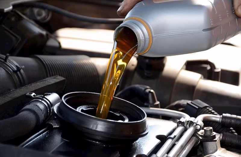 Việc kiểm tra và thay nhớt định kỳ không những là một kỹ năng cần thiết để lái xe tiết kiệm xăng, mà còn là một cách để đảm bảo kéo dài tuổi thọ cho xe. Ảnh minh họa: Anycar.vn