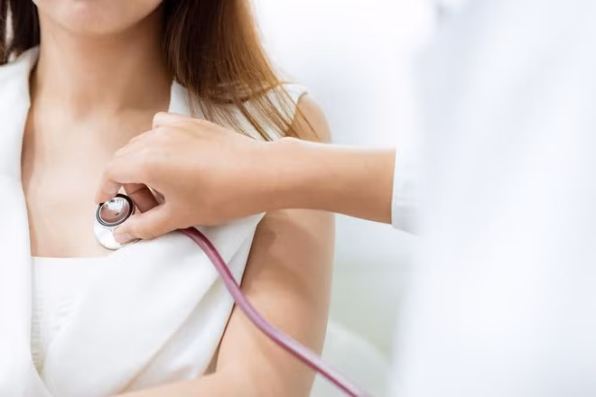 Bạn có biết rằng bạn có thể giảm nguy cơ đau tim chết người, hay nhồi máu cơ tim, chỉ bằng cách thường xuyên đi bộ, bơi lội hoặc khiêu vũ? - Ảnh: Shutterstock