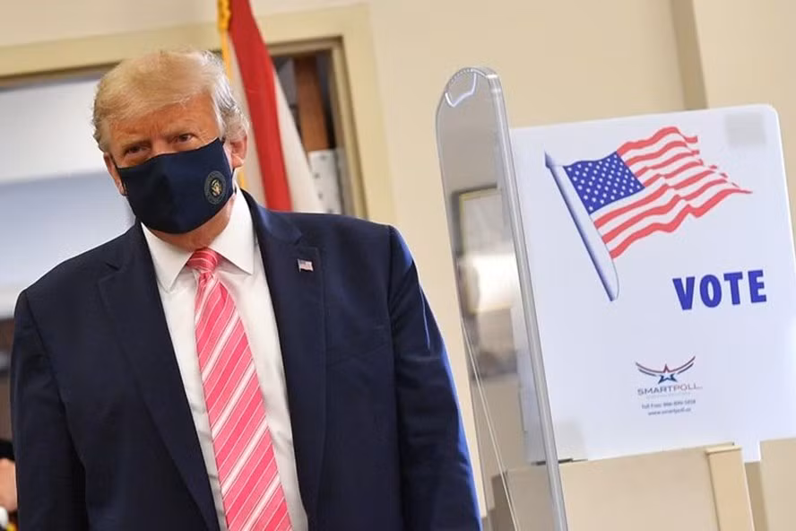 Tổng thống Donald Trump bỏ phiếu sớm hôm 24.10 trong cuộc bầu cử Mỹ. Ảnh: AFP