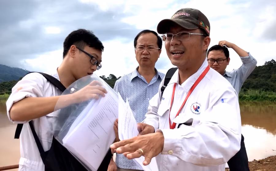 Ông Đoàn Quang Huy-Phó Giám đốc Chi cục Đăng kiểm số 4 trực tiếp kiểm tra, đo đạc để làm thủ tục đăng kiểm phương tiện thủy nội địa tại huyện Ia Grai. Ảnh: Lê Hòa