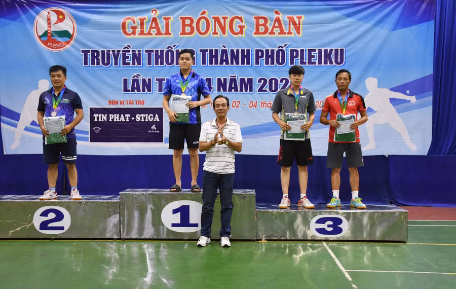 Ban tổ chức trao huy chương cho các vận động viên đạt thành tích xuất sắc tại giải. Ảnh: Hà Phương