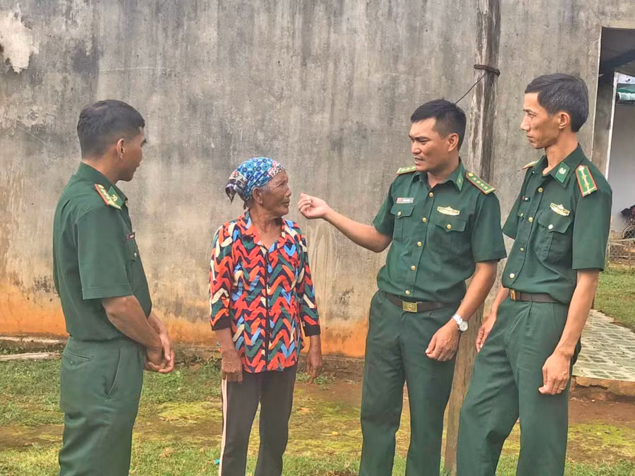 Đại úy Vũ Đình Truyền (thứ 2 từ phải sang) trò chuyện cùng bà Puih Phyơnh (làng Beng, xã Ia Chía, huyện Ia Grai). Ảnh: Anh Huy