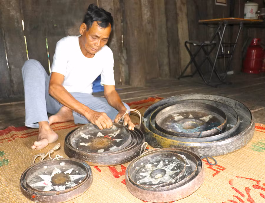 Ông Đinh Jrang (làng Leng, xã Tơ Tung, huyện Kbang) gìn giữ bộ cồng chiêng mua từ năm 1975. Ảnh: Ngọc Minh