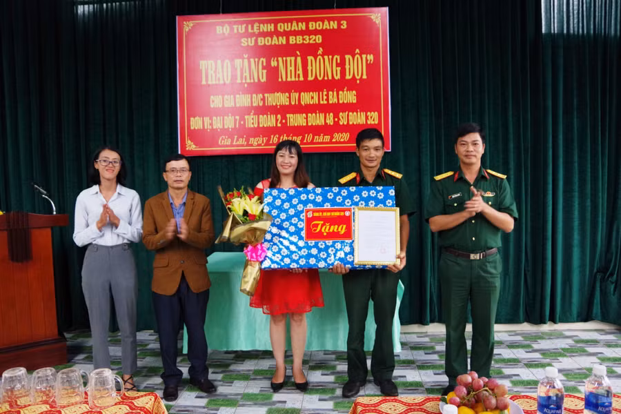  Lãnh đạo Trung đoàn 48 bàn giao nhà cho gia đình anh Lê Bá Đồng. Ảnh: Vĩnh Hoàng
