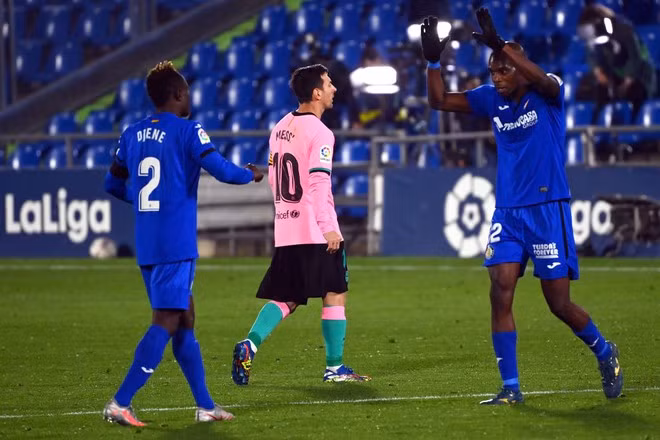 Messi (giữa) mờ nhạt trong trận thua Getafe.